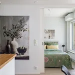 1-bedroom Beachfront With Balcony, Sauna And Parking In Aurinkolahti 公寓