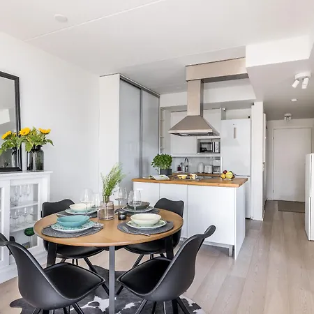 1-bedroom Beachfront With Balcony, Sauna And Parking In Aurinkolahti דירה