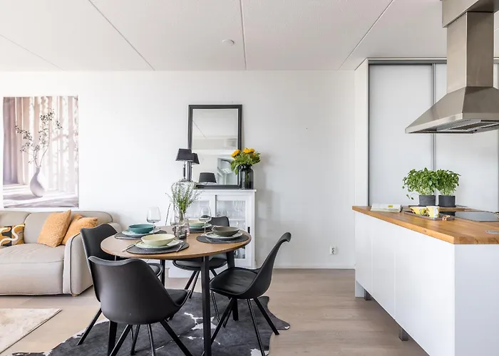 1-bedroom Beachfront With Balcony, Sauna And Parking In Aurinkolahti * Helsínquia