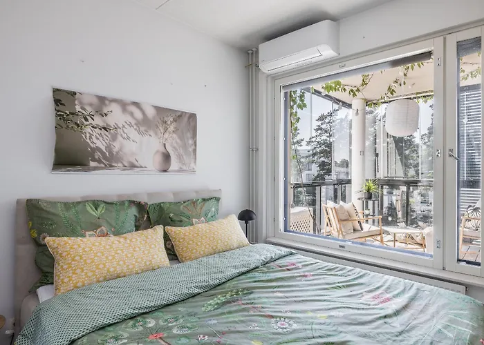 1-bedroom Beachfront With Balcony, Sauna And Parking In Aurinkolahti Apartamento