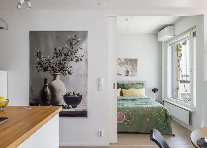 1-bedroom Beachfront With Balcony, Sauna And Parking In Aurinkolahti Apartamento