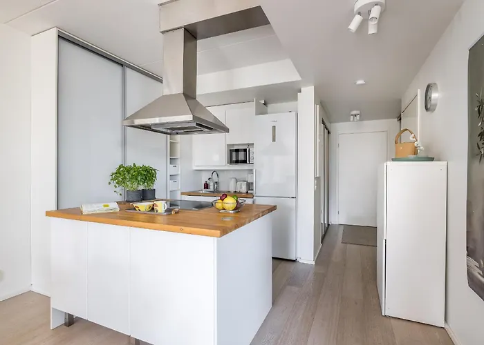 1-bedroom Beachfront With Balcony, Sauna And Parking In Aurinkolahti