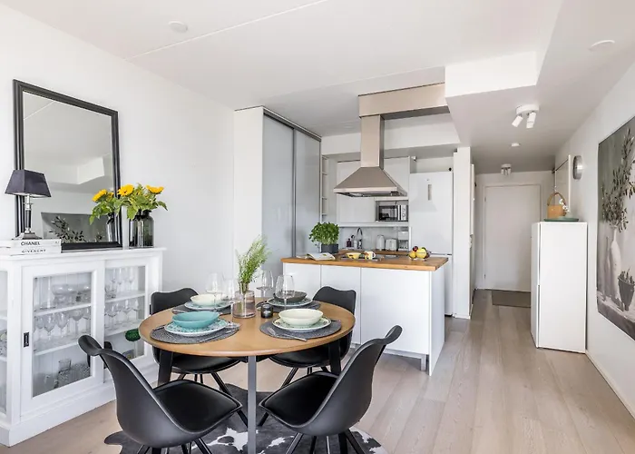 1-bedroom Beachfront With Balcony, Sauna And Parking In Aurinkolahti Apartmán