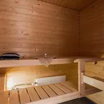 דירה 1-bedroom Beachfront With Balcony, Sauna And Parking In Aurinkolahti *