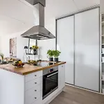 1-bedroom Beachfront With Balcony, Sauna And Parking In Aurinkolahti הלסינקי